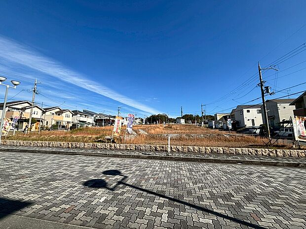 【現地土地写真(2)】広い空と自然を感じる分譲地。周辺には新しい住宅が並び、これから街並みが形成されていくエリアです。
