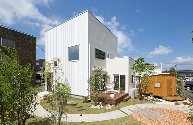 【参考プラン（ZERO-CUBE+BOX+スカイバルコニー）】清潔感のあるホワイト外観に、緑やウッドデッキが映えるナチュラルな住まい。外とつながる心地よい暮らしを演出します。ほかにもさまざまなスタイルの住まいをご提案可能です。
※掲載写真は参考プランのイメージです。