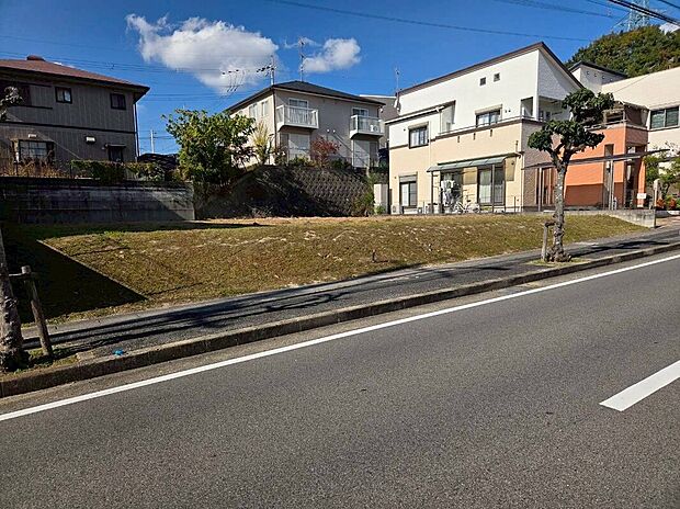【現地外観】前面道路から見た現地の様子です。落ち着いた住宅街に位置しています。