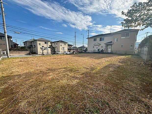 【現地土地写真】敷地内から見た現地の様子。約51坪の広さがあり、ゆとりのある住まいが計画できます。