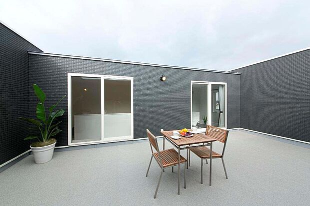 【プライベート屋上テラス参考画像（PENTHOUSE）】外からの視線を気にせず過ごせる屋上テラス。食事やカフェタイムなど、日常に特別な時間をプラスできる贅沢なプライベート空間です。