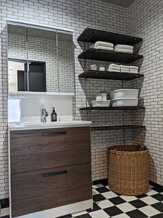 見せる収納の洗面空間参考画像（インダストリアルハウス）