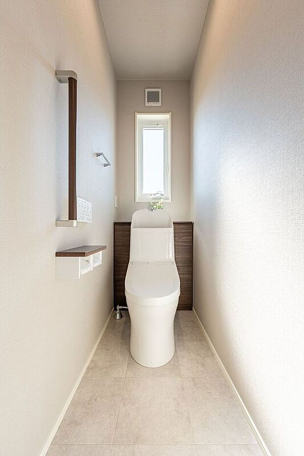 【トイレ】■7号地2階トイレ　各階にトイレが設置されているので、朝の混み合う時間帯もスムーズです。窓があるため自然光と換気も取りやすく、衛生面に配慮された空間です。