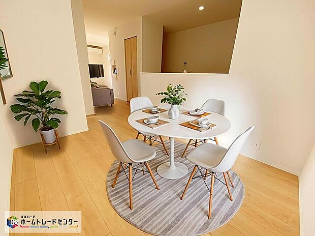 ≪Living room≫
広々とした開放感あふれるリビングです。ゆったり寛げる充分な広さがございます。
※家具をCGで加工しており、家具付き販売ではございません。