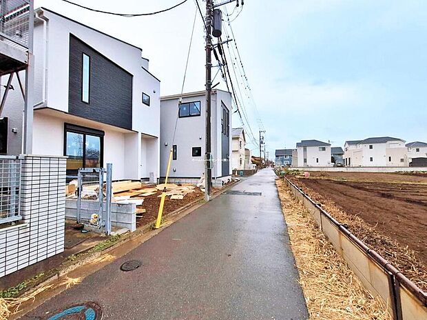 ≪見学予約ができます！≫
1号棟前面道路☆交通量が少ない住宅街なので雨の日でも車の走行音も気になりません。