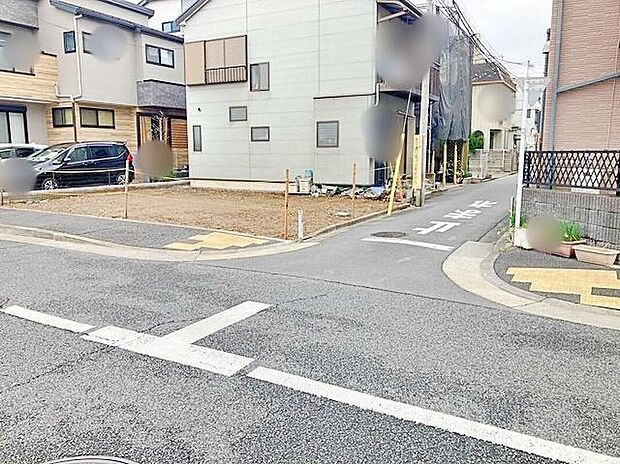 ≪見学予約可能!≫道幅の広い角地なので明るく開放感に溢れた好立地です!お車の出し入れもラクラク♪