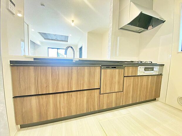 ≪Kitchen≫
対面式キッチンからは、リビングにいるご家族の様子が一目で分かります。小さいお子様がいても安心です。