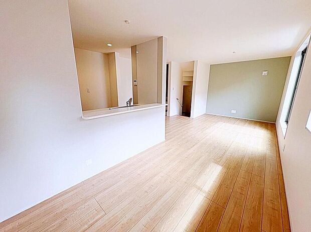 ≪Living room≫「住まいの主役」広々としたLDKは穏やかなお家時間をお約束。ゆったり寛げる充分な広さがございますので、ご家族でインテリアのレイアウトを考えるのも楽しみになりそうです☆