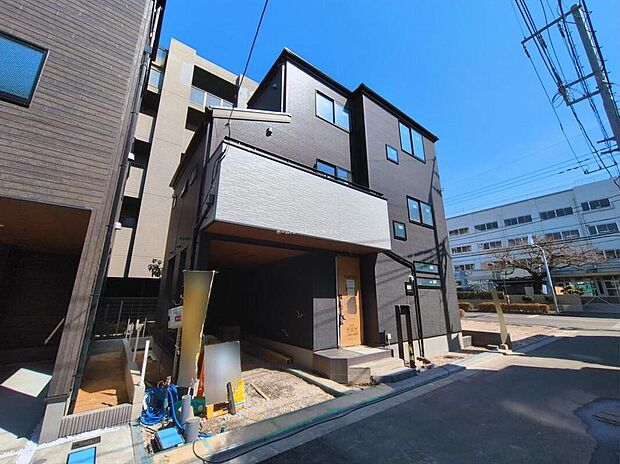 【前面道路含む現地写真】≪内覧以外にも資金計画やライフプランに寄り添ったご提案をいたします♪≫
日々の快適さと家事ラクが叶う仕様設備☆不在時の受取も便利な宅配ボックス付き・陽当たりとプライバシーを考えた2階リビング！