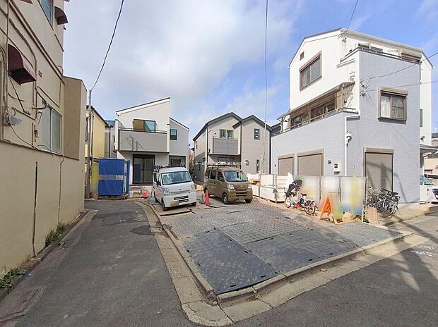 【前面道路含む現地写真】≪見学予約ができます！≫
新築戸建てならではの仕様設備が充実！「太陽光発電」標準搭載・食洗機付き、水回り集中設計で家事もスムーズ♪