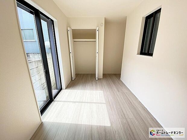 【リビング以外の居室】木目調の温かみのあるフローリングですので、壁紙ともマッチします！
全居室に収納を完備しておりますので、いつでもお部屋をすっきりとお使い頂けます♪