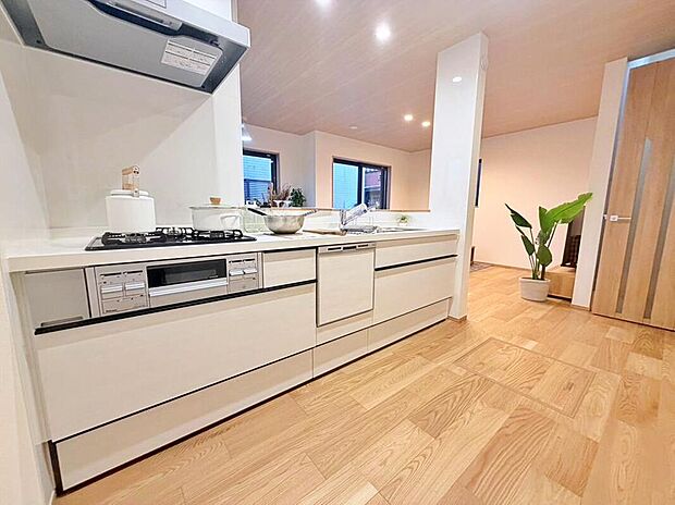 【キッチン】日々のお料理のしやすさはもちろん、お子様と一緒に並んで料理も楽しめちゃう広々キッチン♪ご飯のおいしい香りにひかれて家族との会話も弾みます！！