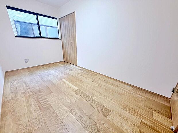 【リビング以外の居室】穏やかな光が差し込む室内には、穏やかな時間が流れます。休日には、落ち着いた空間で自分の趣味を楽しむのはいかがですか。