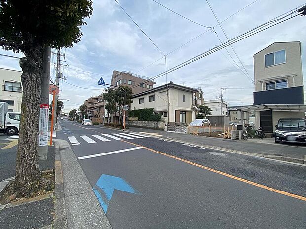 【前面道路含む現地写真】前面道路広々14.55mで陽当たり良好です！駐車も安心ですね♪