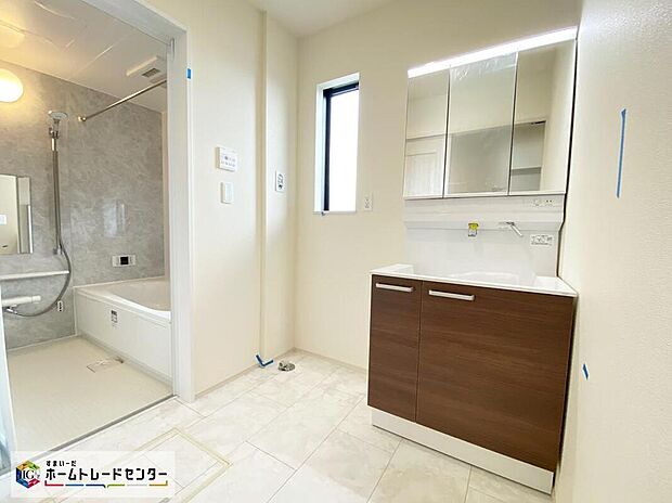 【洗面台・洗面所】明るく清潔感溢れるサニタリースペース。毎日使う場所だからこそ、快適な空間となっております。散らかりがちな洗面所も三面鏡うしろの収納でスッキリ！