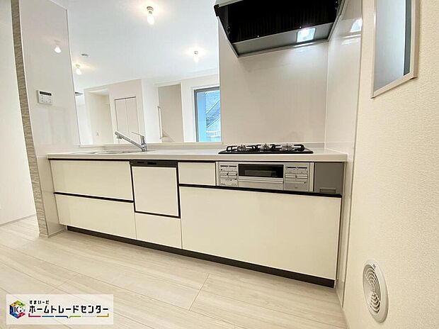 【キッチン】対面式キッチンからは、リビングにいるご家族の様子が一目で分かります。小さいお子様がいても安心です。