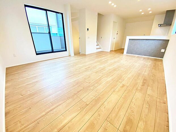 【リビング】陽当りとプライバシー性に恵まれた2階リビング♪ご家族の様子が分かりやすい対面式キッチン付き♪