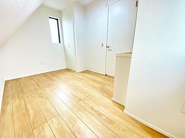 【リビング以外の居室】１階、２階、３階にお部屋があるので１階を客室や物置として使ったり、家族で居住スペースを分けるなど、ライフスタイルに合わせて使い分けていただけます！