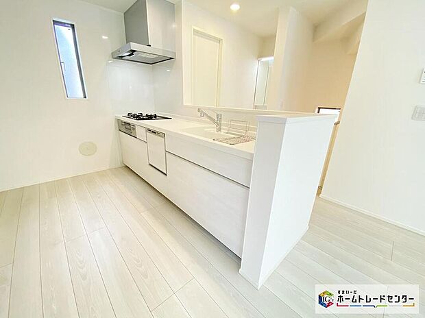 【≪Kitchen≫】正面に壁がないため作業台からの景色があり、開放感のあるキッチン。小さなお子様がいるご家庭では、お子様から目を離すことなく安心して料理することができます♪