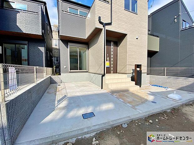 【駐車場】嬉しいコンクリート仕上げのカースペース。雨の日も足元を気にせず外出できます。