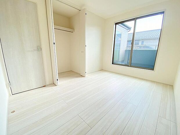 【リビング以外の居室】収納も完備しているので、お部屋は美しい空間を保てますね！お洋服もかけられるハンガーパイプ付きです。