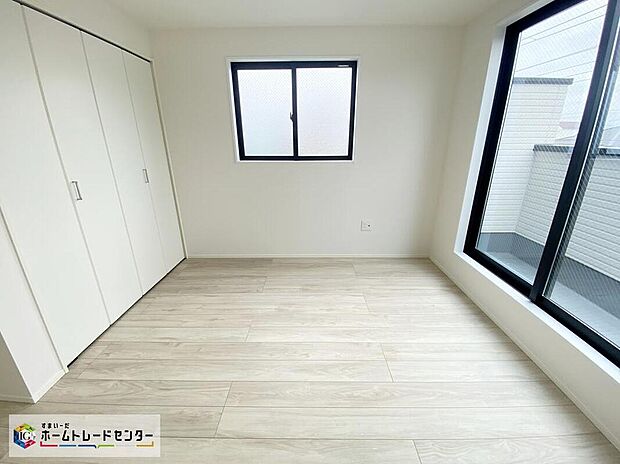 【リビング以外の居室】充分な広さの収納を備え、採光良好な洋室は、快適空間。プライベートの時間もゆったりお寛ぎ頂けそうです。