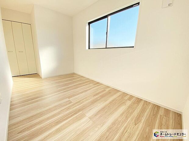 【リビング以外の居室】クローゼットには洋服や小物類など、目的に応じてすっきり美しい収納を実現します♪
ずっと住み続ける家だから、暮らしやすさも大切に考えています。