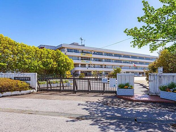 三郷市立前間小学校(約1,000m)