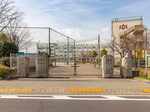 足立区立第十四中学校（約110m）