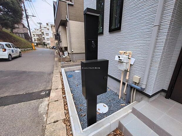 【その他】≪mailbox≫
サイズが大きいスタイリッシュな郵便受けを採用。新聞や定形外サイズの手紙もしっかり収まり安心です。