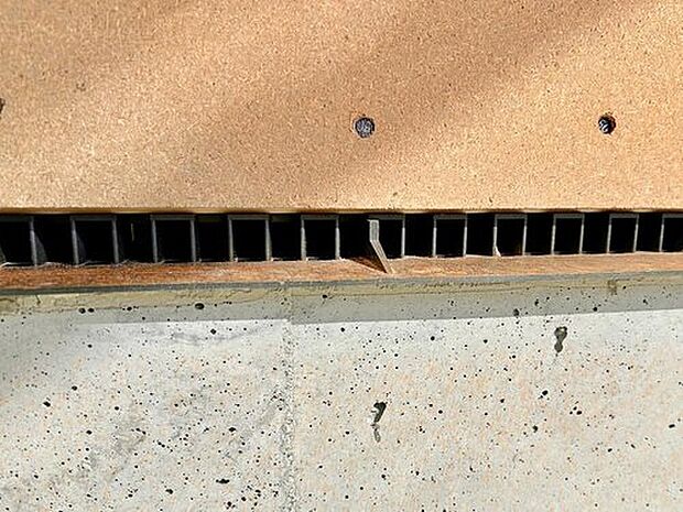 【【基礎パッキン】】基礎と土台を絶縁することで、腐朽菌や、シロアリの被害を未然に防ぎ、建物の耐久性や建材の持つ性能を十分に発揮させます。 キソパッキンロングを通して、基礎全周から床下内へ自然の風を送り込みます。