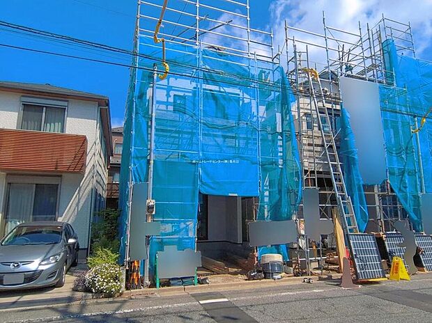 【現地外観写真】【現地（2026年4月）撮影】南側道路接道！乗り降りしやすいビルトインガレージ付き。