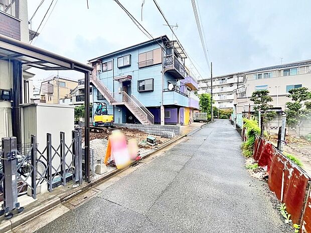 【前面道路含む現地写真】小学校まで徒歩9分!最寄りスーパーまで徒歩5分!ご家族みんなが暮らしやすいエリアです♪