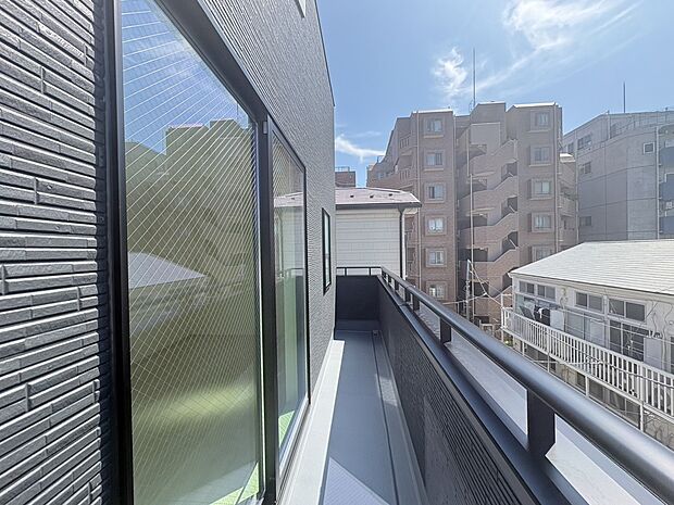 【バルコニー】晴れた日にはたっぷりのお洗濯ものを干すことができるバルコニー。外の空気を吸って、気分もリフレッシュできそうな開放感がありますね!
