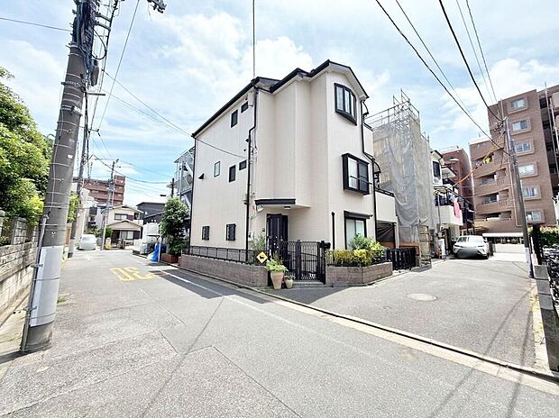 【前面道路含む現地写真】現地（2026年6月）撮影。道路との高低差が少なく、毎日の生活にも便利な立地です。陽当たりや周辺環境など、現地でぜひご体感ください。