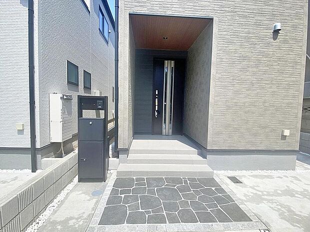 【≪entrance≫】スタイリッシュなデザインが印象的な新築戸建てのエントランス。不在時の荷物の受取も安心の宅配BOXを完備!