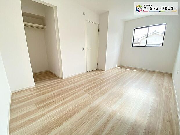 【リビング以外の居室】明るめのフローリングですので、壁紙ともマッチし、お部屋を更に広く見せてくれる効果も。収納も多く住みやすい邸宅です♪ご家族での生活に寄り添う設計となっております。