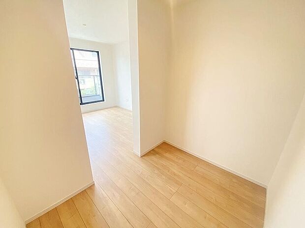 【≪Walk in closet≫】洋服はもちろん、お子様との思い出もたっぷりしまえるウォークインクローゼット。掛ける収納スペースがたっぷりあると、お洗濯物をたたむ時間の削減にもなり家事の効率化にも!