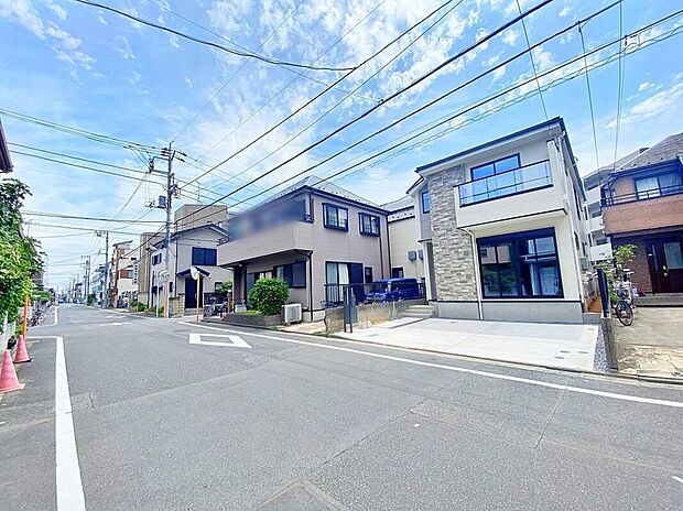 【前面道路含む現地写真】南向き道路(幅員7.3m)に面した外観。駐車2台分のゆとりあるカースペース。前面道路が広いため車の出し入れもスムーズに行えます。現地(2026年7月)撮影