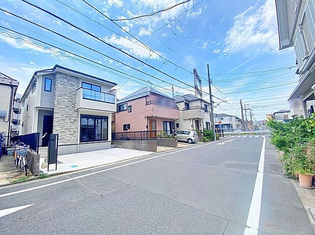 【前面道路含む現地写真】≪内覧以外にも資金計画やライフプランに寄り添ったご提案をいたします♪≫前道路は広々としていて駐車楽々◎カースペースは2台分!(※車種制限がある場合がございます。)