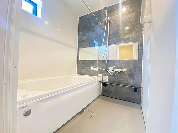 【≪Bathroom≫】毎日の疲れを癒す浴室は1坪タイプです。足を伸ばしてゆっくりとくつろげます。浴室乾燥機付きのバスルームとなっております♪