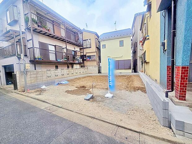 【現地外観写真】現地(2026年8月)撮影
○充実の仕様設備で暮らし快適☆
ガス衣類乾燥機完備で雨の日のお洗濯も安心♪
キッチンにはパントリーを設置し、食料品の備蓄に大活躍◎