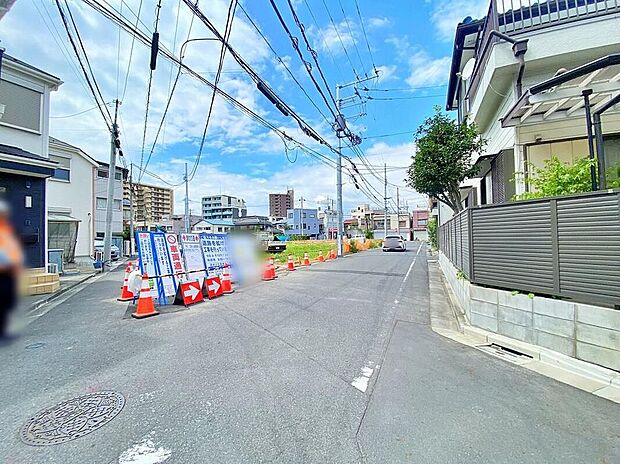 【前面道路含む現地写真】利便性と周辺環境の心地よさは写真や文章では伝えきれません。日々の動線や採光、周辺施設との距離感まで、ぜひ現地でご体感ください!