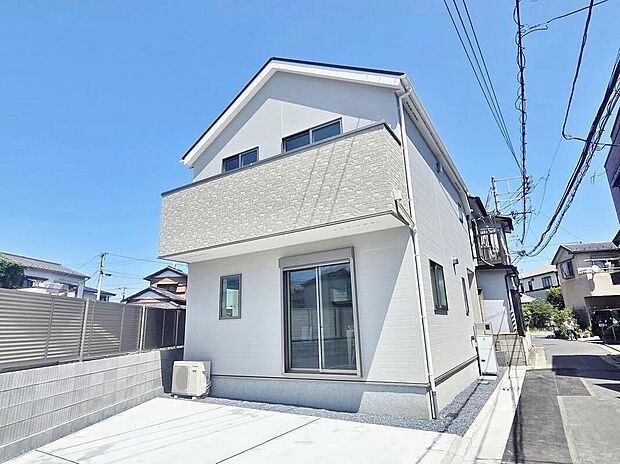 【現地外観写真】≪現地ご案内は便利なネット予約も可能です!お気軽にお問い合わせください♪≫シンプルであたたかみのある邸宅!カースペース2台!現地をご覧いただきながら、住まいの夢をお聞かせください♪