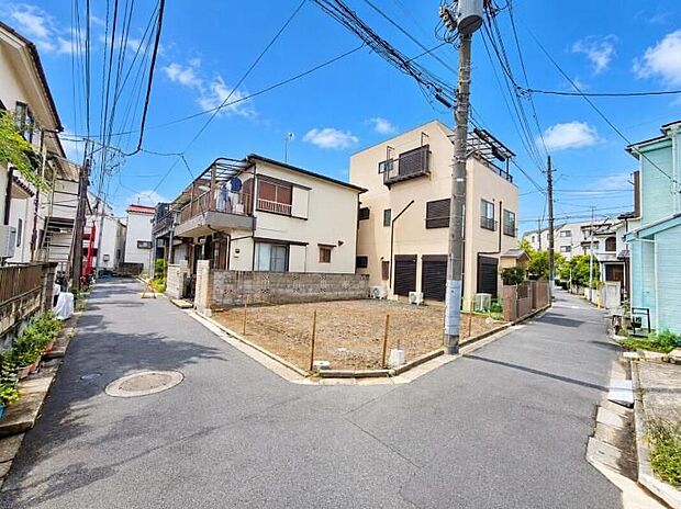 【前面道路含む現地写真】≪見学予約可能！≫小学校徒歩5分！中学校徒歩11分！お子様の通学も安心♪近隣に複数スーパーも揃う暮らしやすいエリアです♪