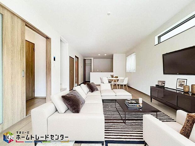 家族みんなが揃う場所だからこそ一番に陽当たりを考慮し明るくゆったりとくつろげる場所として設計しております。※こちらはCGで画像生成したイメージ画像になります。家具などは付いておりません。