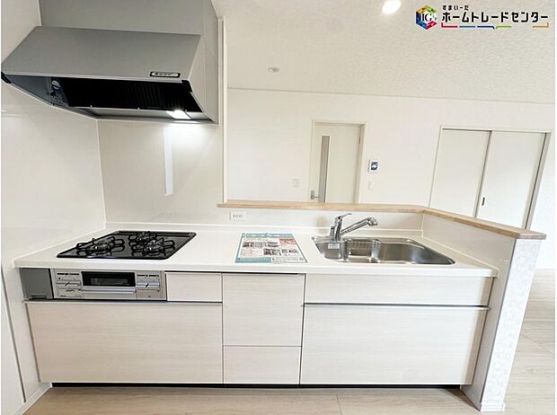 ≪Kitchen≫
リビングで遊んでいるお子様を見守りながら、時にはお喋りをしながら料理や後片付けができる人気の高いスタイルです♪