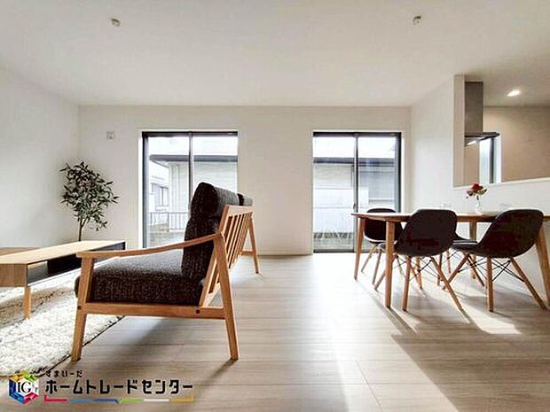 大きな窓から明るい陽差しが降り注ぐリビングは、ゆとりあふれる室内空間が心地よい暮らしを実現します♪
※画像にある家具は販売に含まれません。