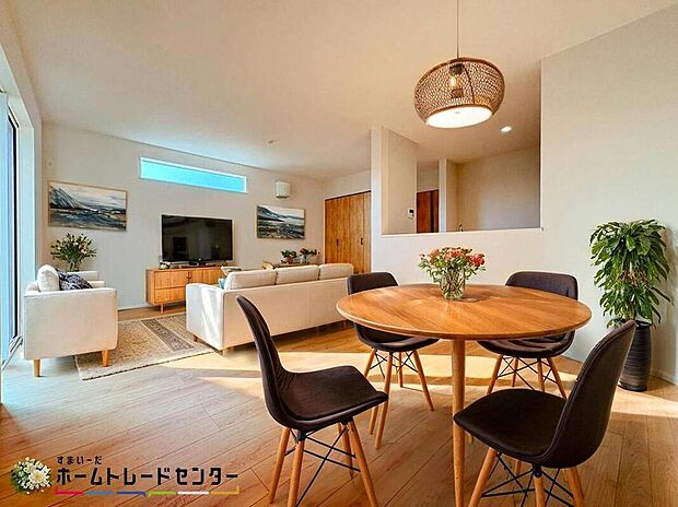 家族みんなが揃う場所だからこそ一番に陽当たりを考慮し明るくゆったりとくつろげる場所として設計しております。※こちらはCGで画像生成したイメージ画像になります。家具などは付いておりません。