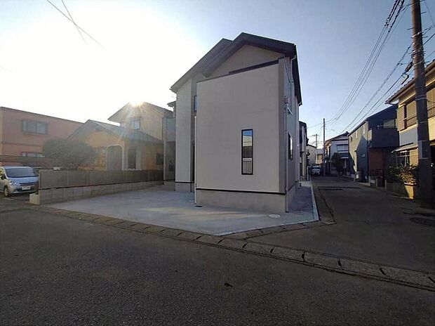 閑静な住宅地で子育て家族にピッタリ。毎日のお散歩も快適な緑に恵まれたエリアで、自然に包まれた穏やかな暮らしを実現するための、ゆとりある住環境が整っています。緑の潤いを感じながらホッと生活できそう。